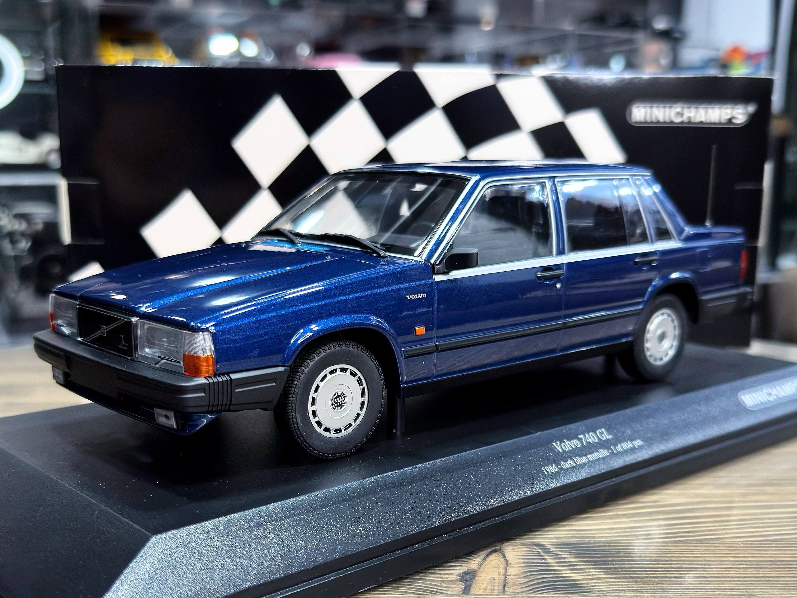 155171701 Minichamps Volvo 740 GL 1986 Dark Blue Metallic 1:18