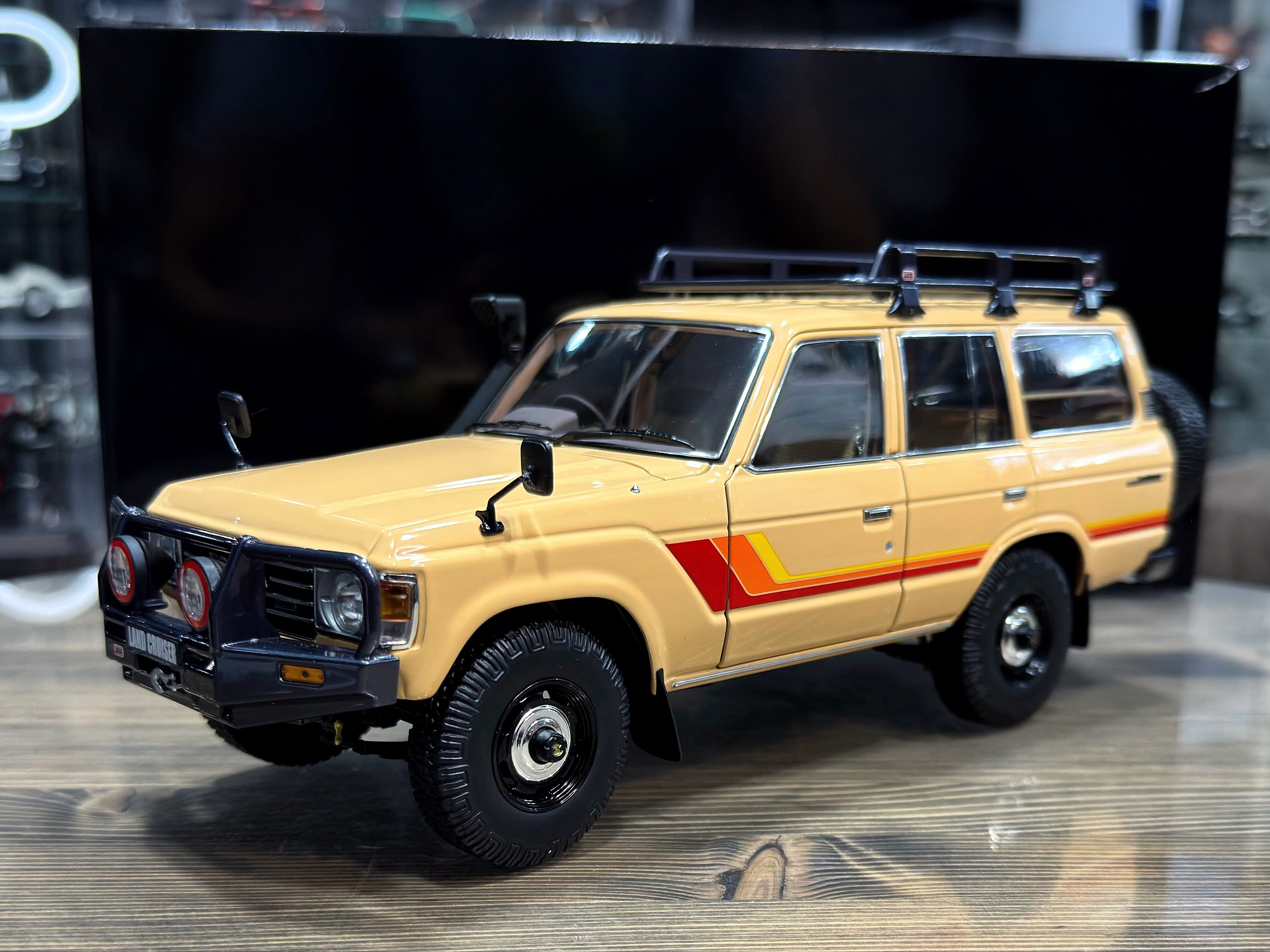08956XE Kyosho Toyota Land Cruiser 60 Beige 1:18