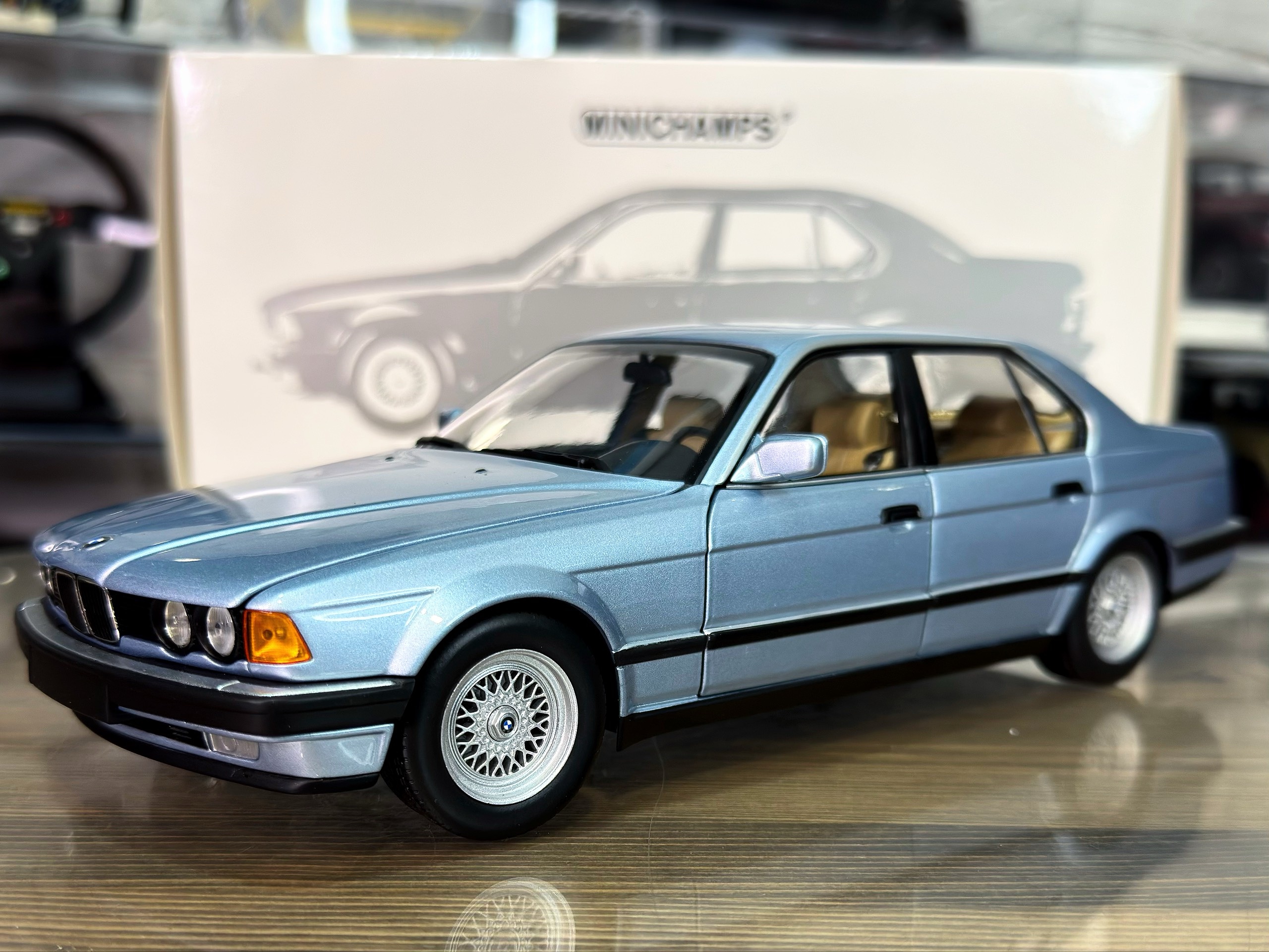 100023008 Minichamps BMW 730I (E32) 1986 Light Blue Metallic 1:18