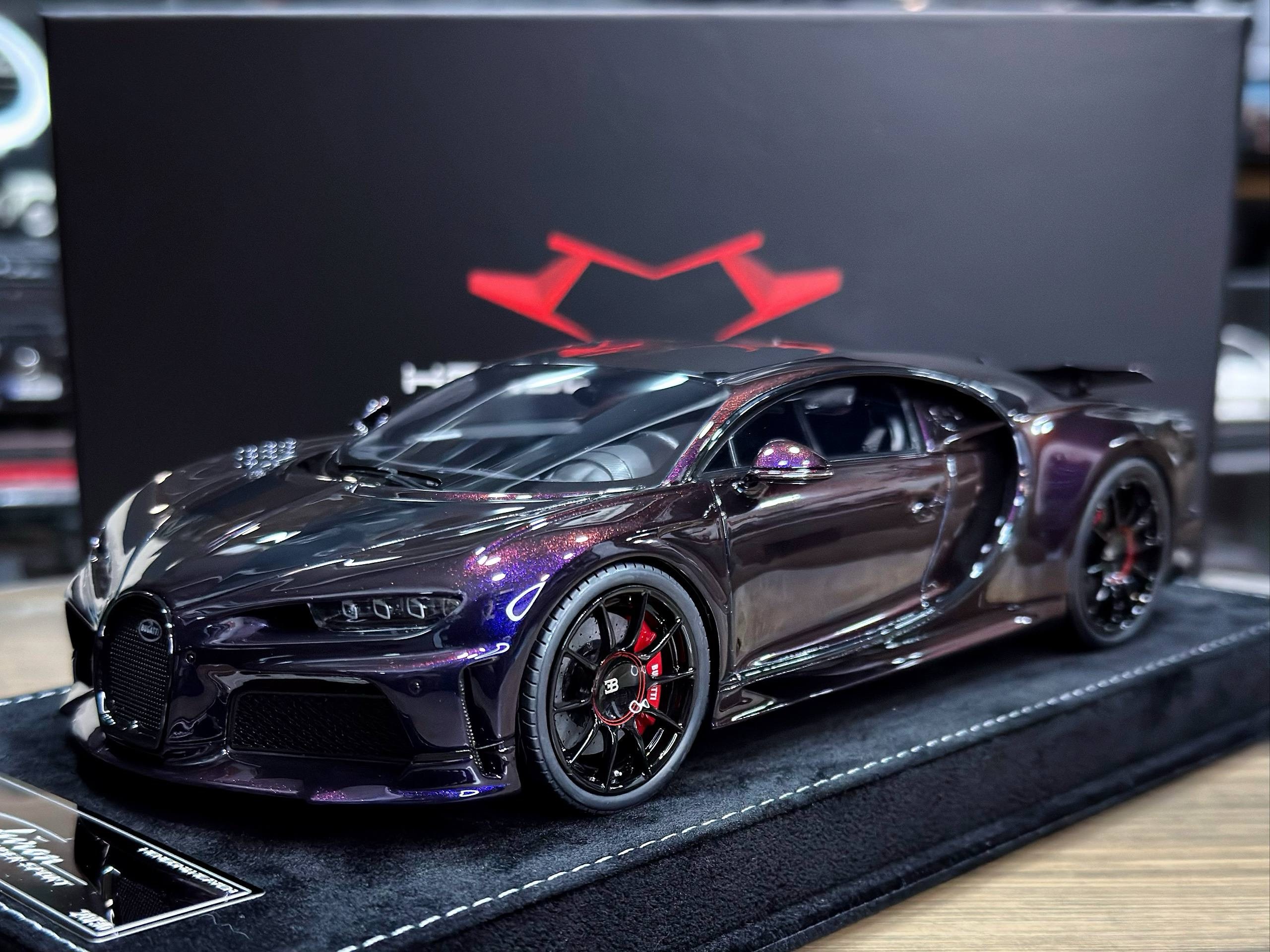 HHB240207S Henson & Heaven Bugatti Chiron Super Sport Chameleon/Black 1:18