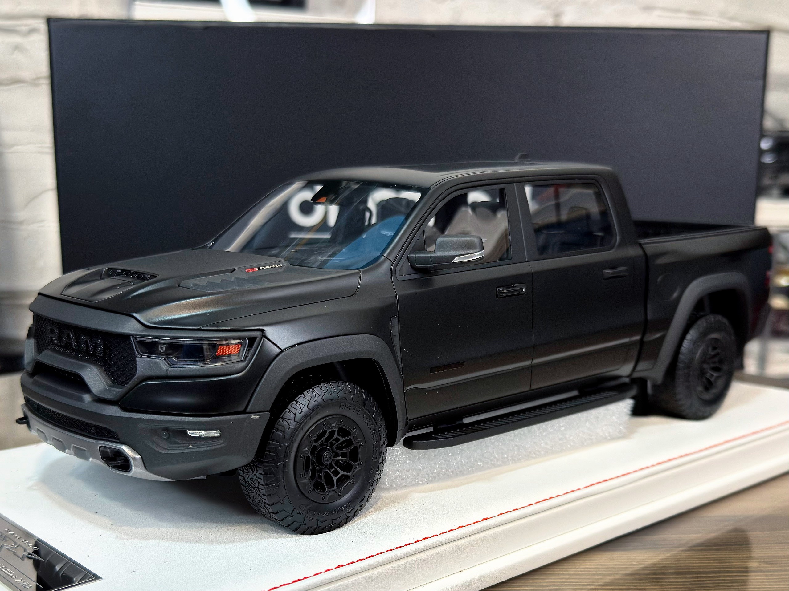 diAMAnd Dodge Ram 1500 TRX Matt Black 1:18