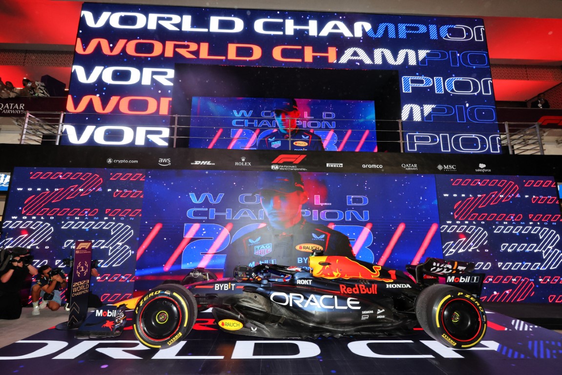 Minichamps Red Bull 2023 команда Формулы 1 в масштабе 1:12