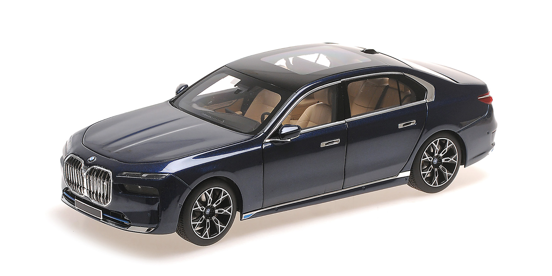 110023202 Minichamps BMW i7 2022 Blue Metallic 1:18